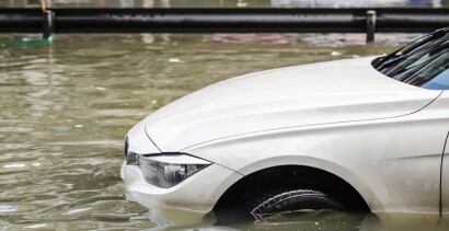 Не потонемо! 5 порад для водіїв під час зливи та повені - фото